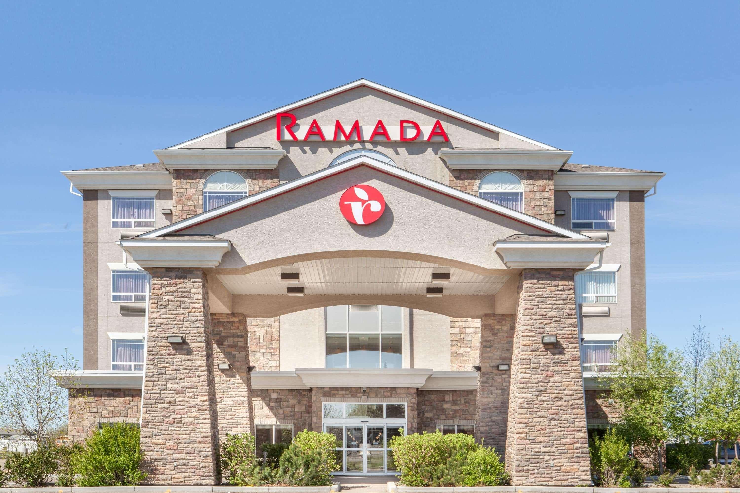Отель Ramada By Wyndham Брукс Экстерьер фото